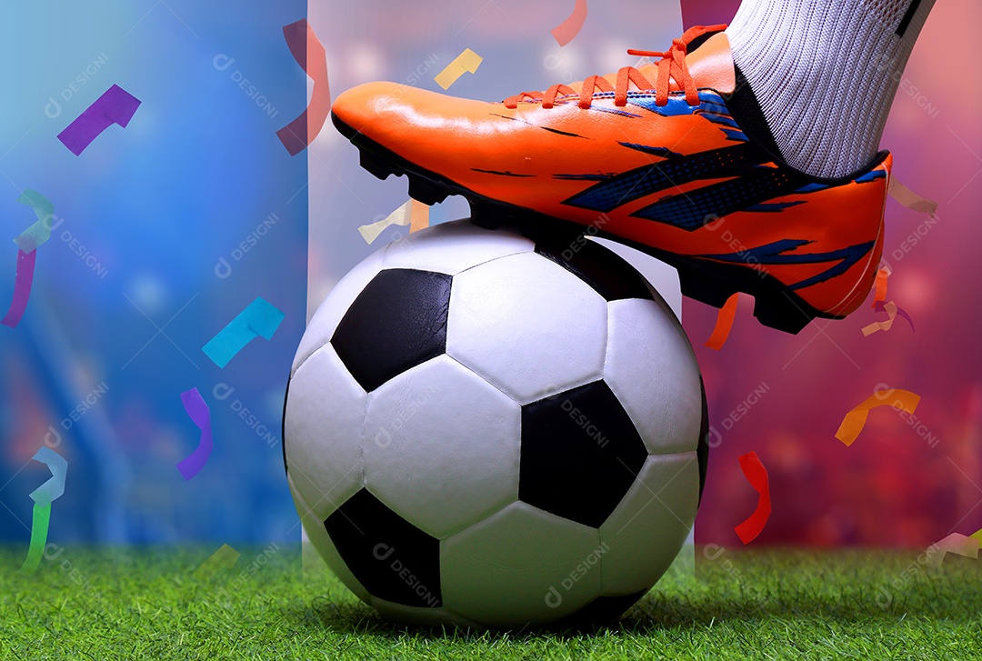 Pernas e os pés do jogador de futebol ou caminhada do jogador de futebolc