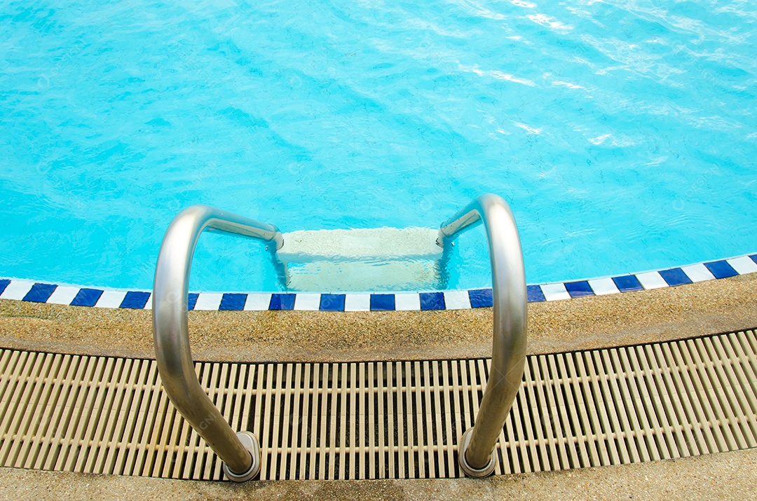 Detalhes da água azul da piscina.