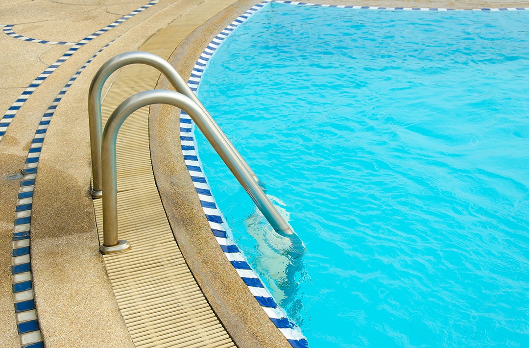 Detalhes da água azul da piscina.
