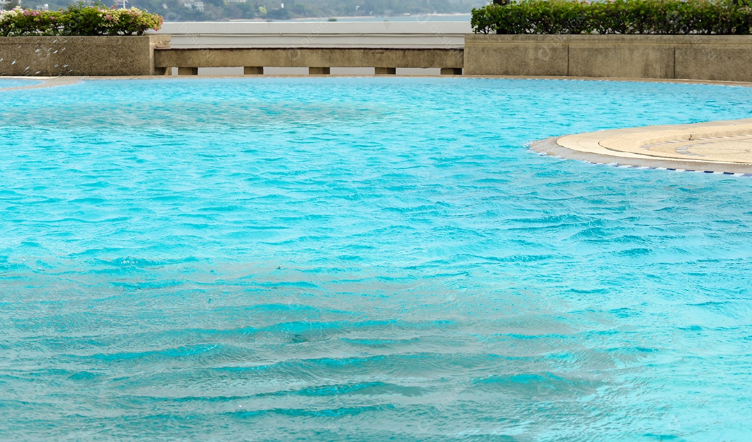 Detalhes da água azul da piscina.