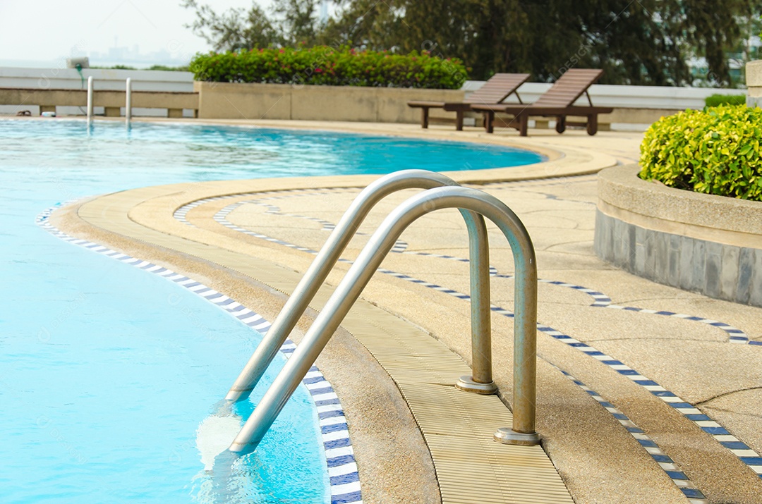 Detalhes da água azul da piscina.