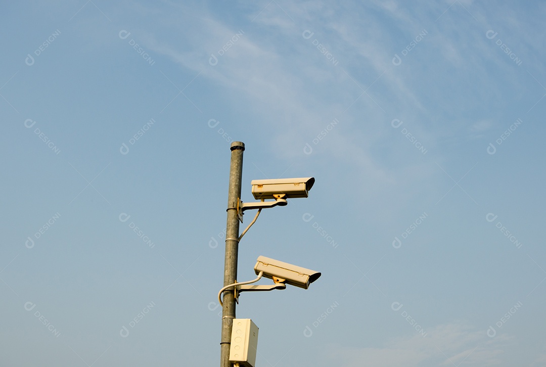 As câmeras de segurança em um fundo de céu.