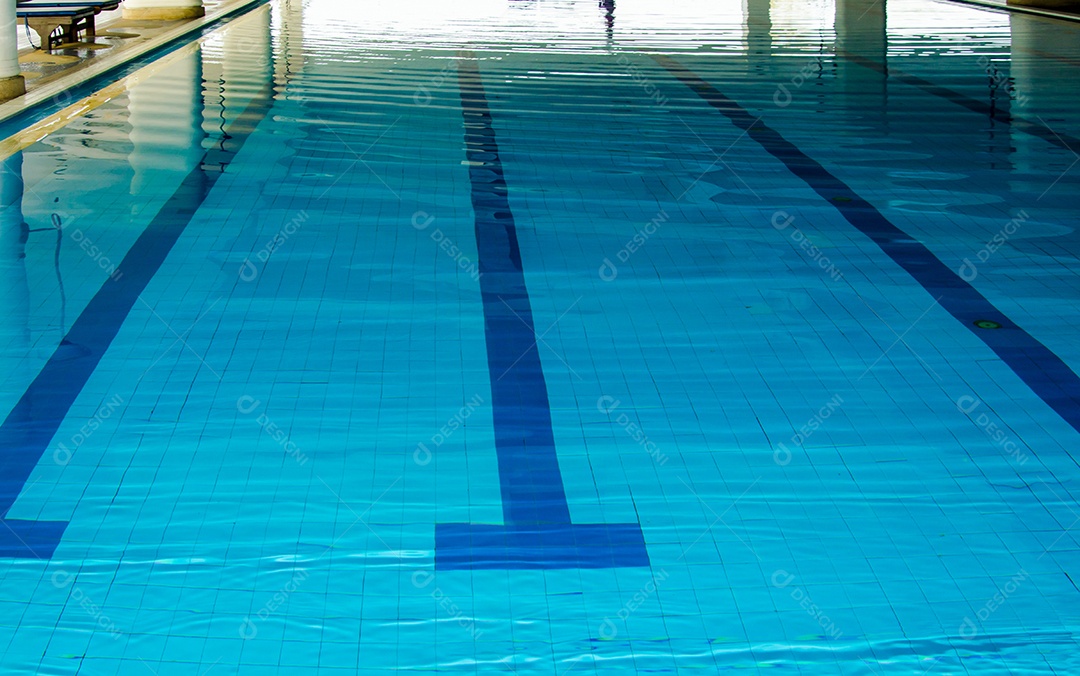 Detalhes da água azul da piscina.