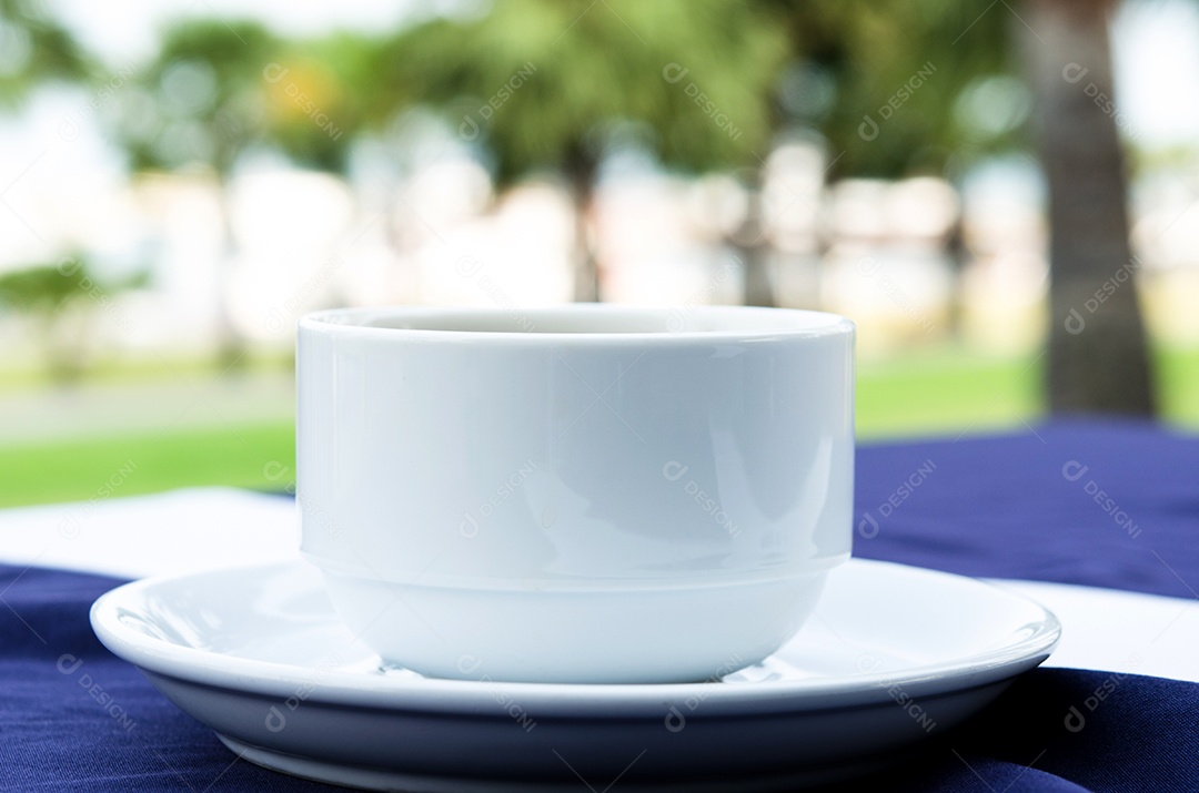 Uma xícara de café na mesa.