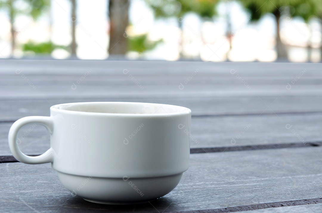 Uma xícara de café na mesa de madeira .