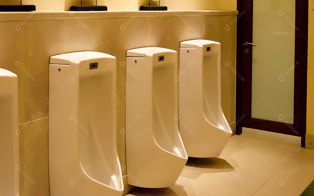 Mictórios masculinos em banheiros públicos uma fila.