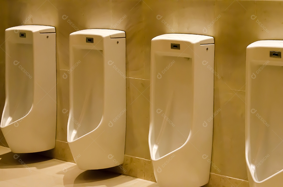 Mictórios masculinos em banheiros públicos uma fila.