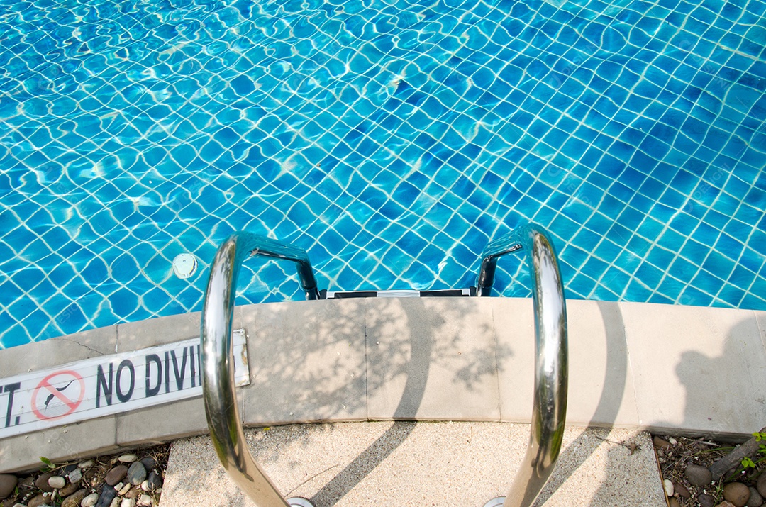 Detalhes da água azul da piscina.