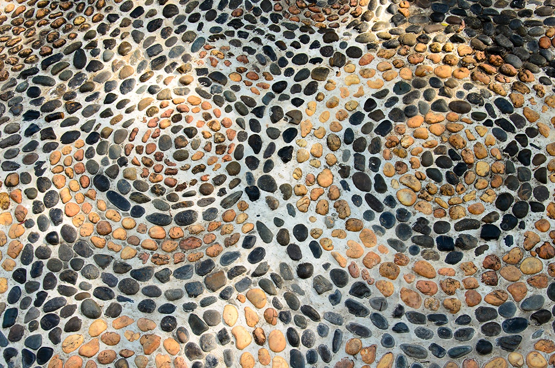 Piso de pedra estampado das calçadas na estrada.