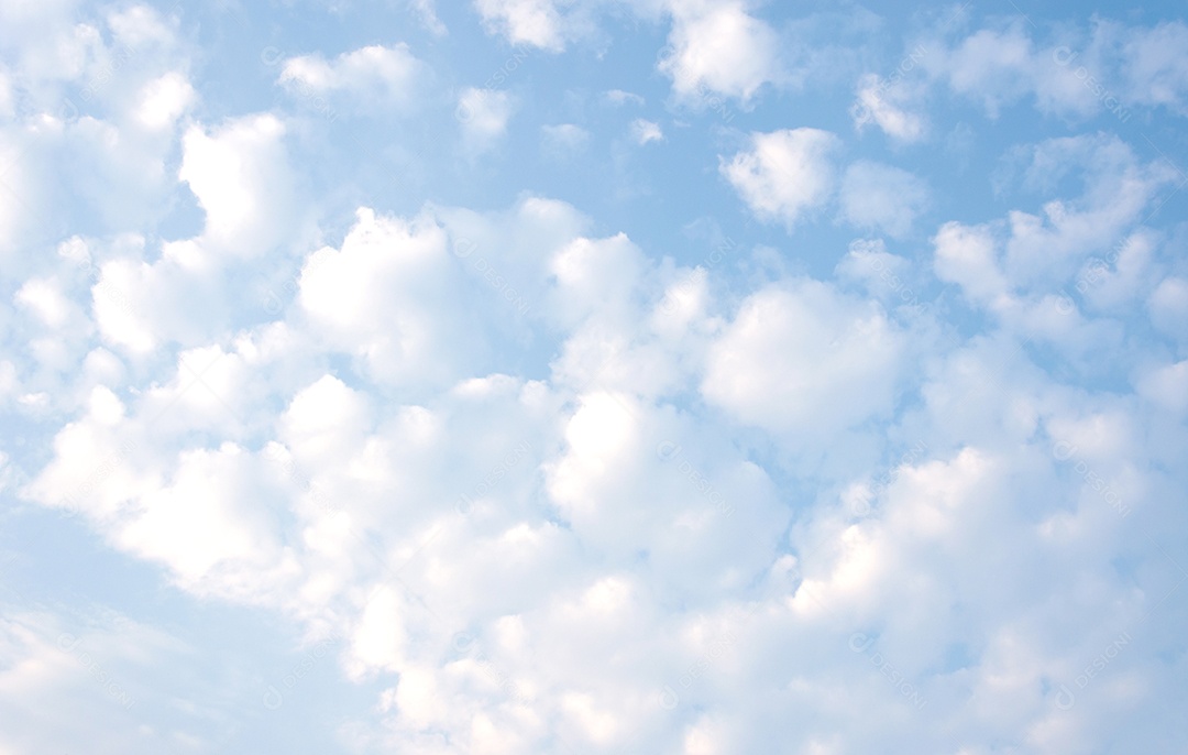 Nuvens bonitas e um dia de céu azul.