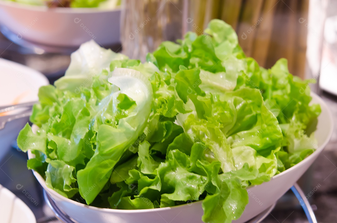 Salada de legumes hidropônica em uma tigela de vidro.