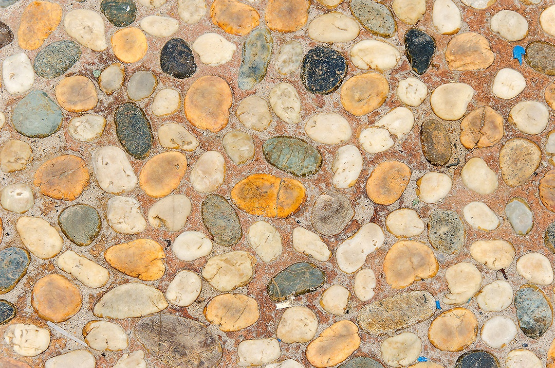 Piso de pedra estampado das calçadas na estrada.