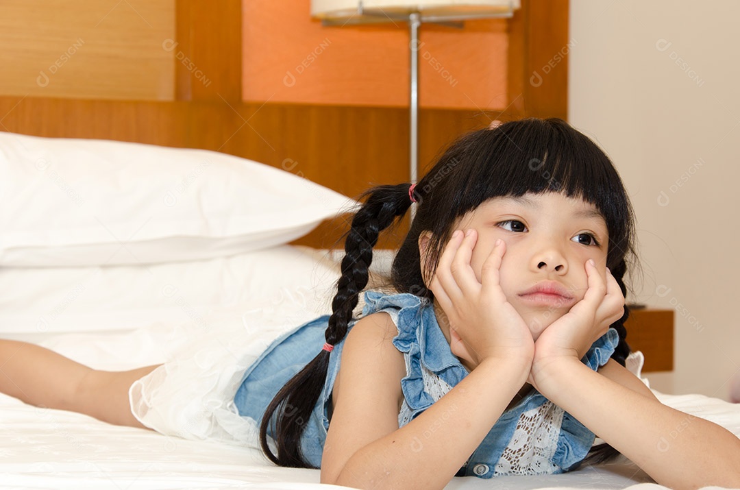 Da mulher da Ásia dormindo na cama branca.