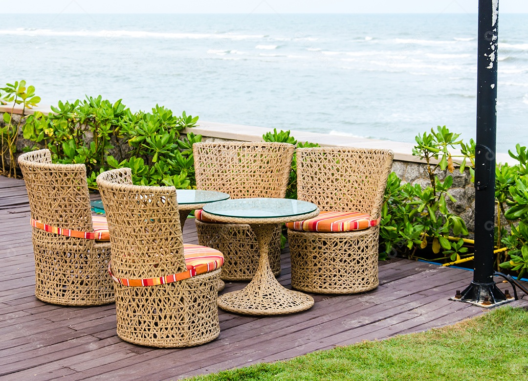 Uma cadeira de madeira colocada no jardim.