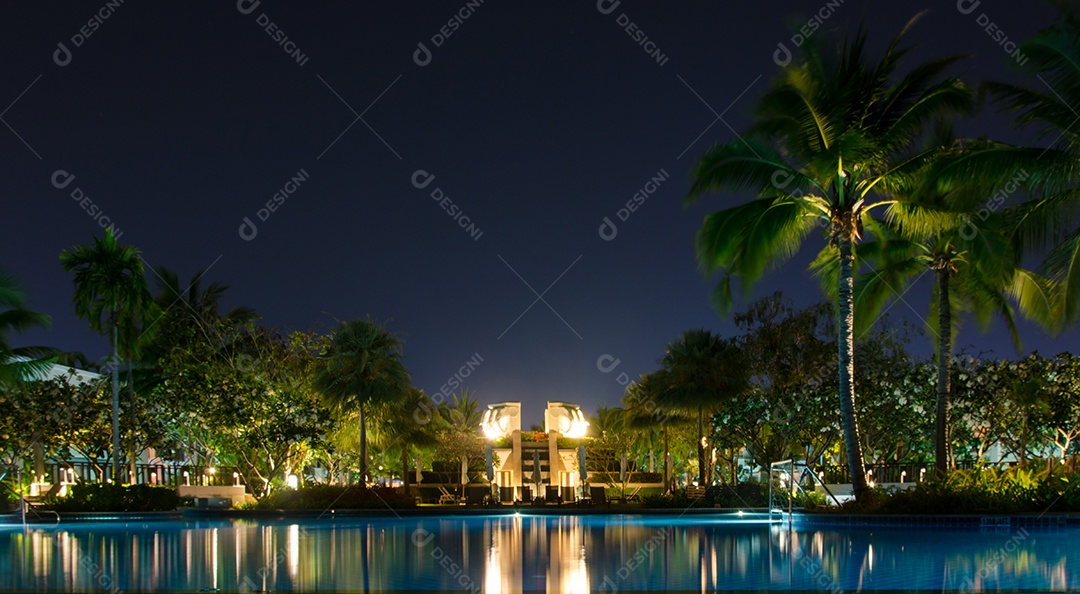 Detalhes da água azul da piscina.