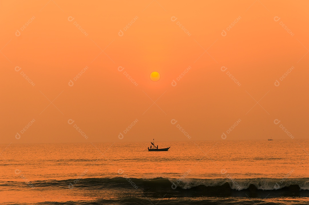 Luz do pôr do sol com barco no mar.