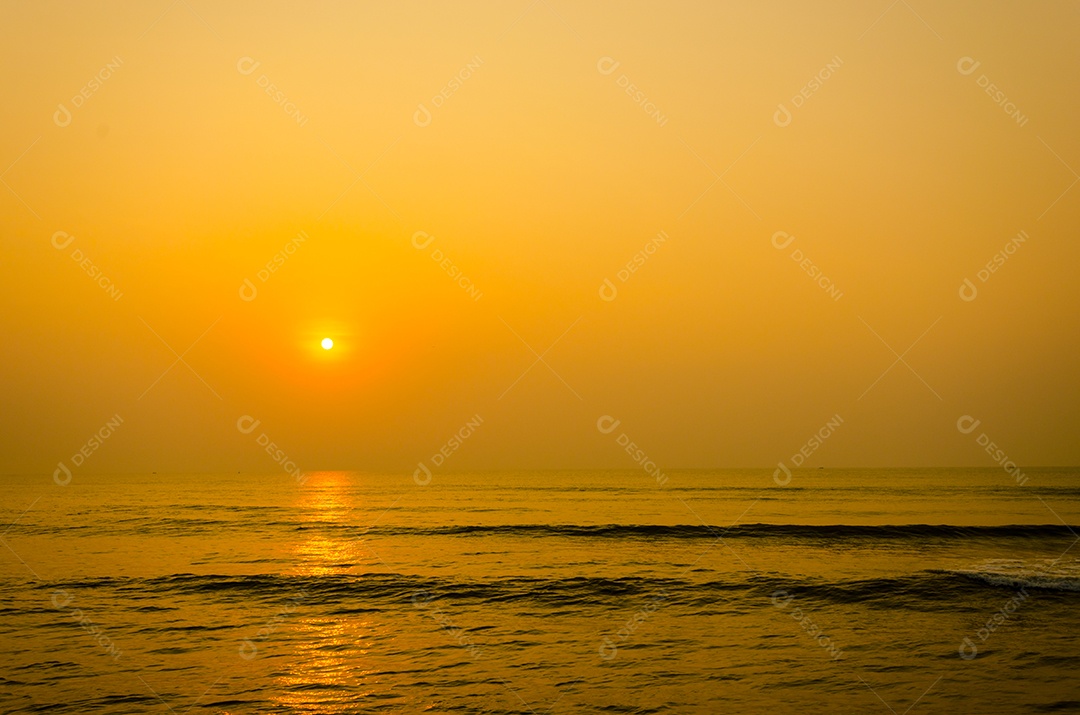 A luz do pôr do sol no mar.