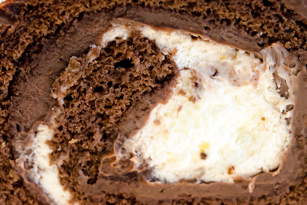 Enrole o tiro de bolo de chocolate de perto.