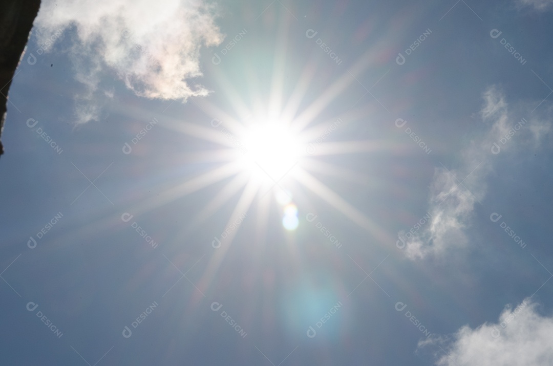 Céu e nuvens coloridos bonitos do por do sol.