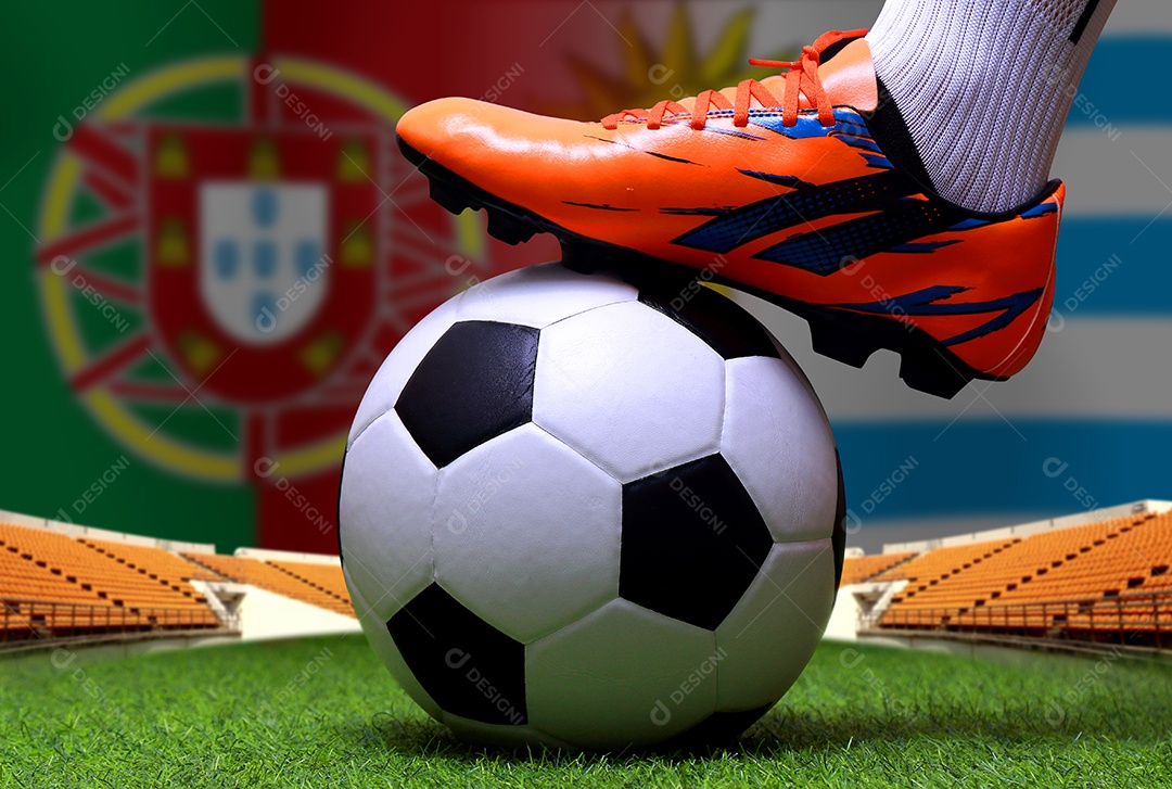 Pernas e os pés do jogador de futebol ou caminhada do jogador de futebol