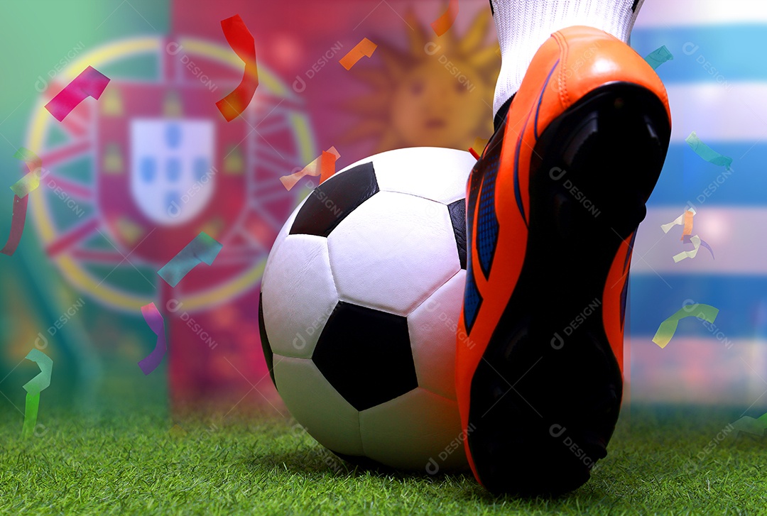 Pernas e os pés do jogador de futebol ou caminhada do jogador de futebol