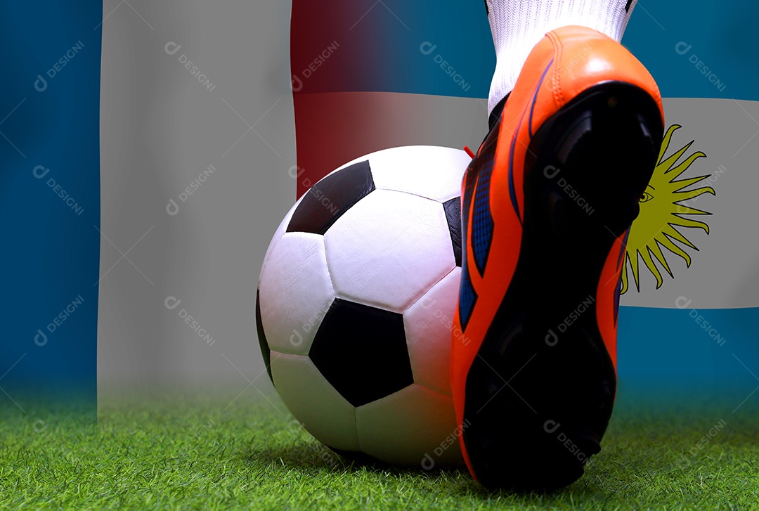 Pernas e os pés do jogador de futebol ou caminhada do jogador de futebol