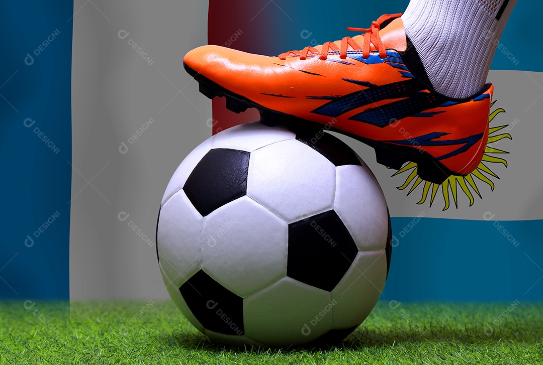 Pernas e os pés do jogador de futebol ou caminhada do jogador de futebol