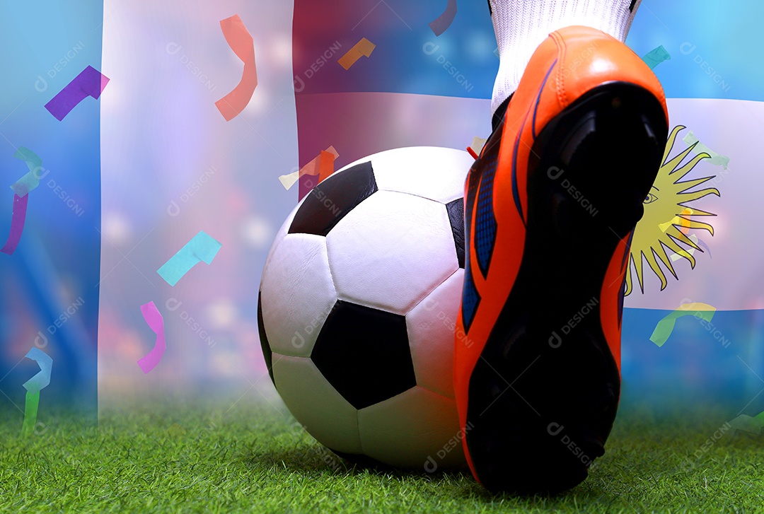 Pernas e os pés do jogador de futebol ou caminhada do jogador de futebol