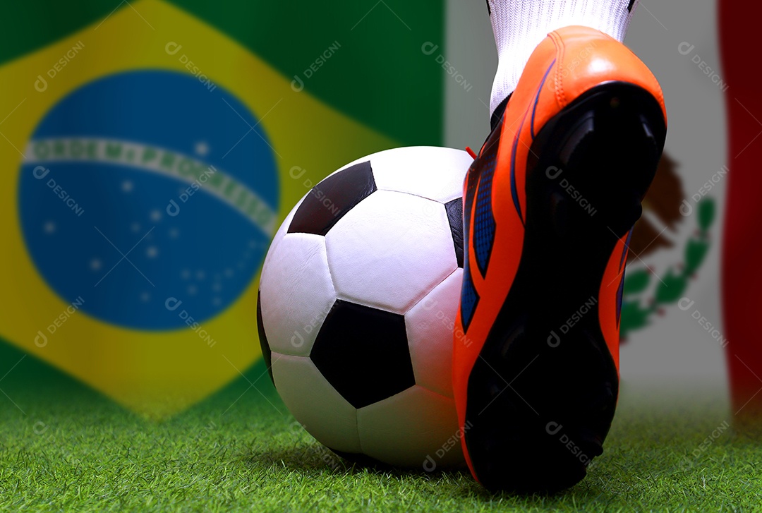 Pernas e os pés do jogador de futebol ou caminhada do jogador de futebol