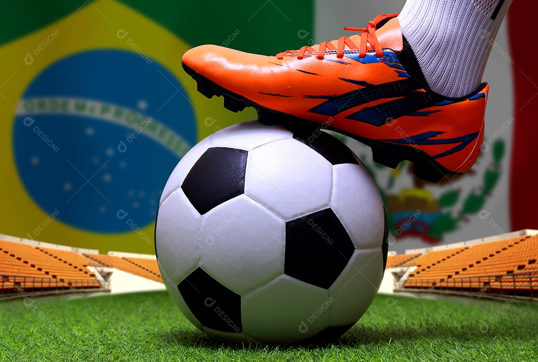 Pernas e os pés do jogador de futebol ou caminhada do jogador de futebol