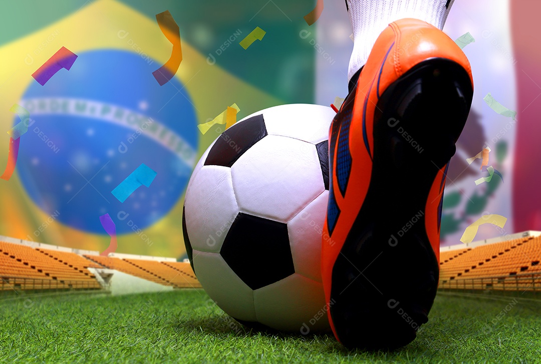 Pernas e os pés do jogador de futebol ou caminhada do jogador de futebol