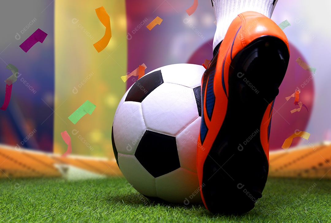 Pernas e os pés do jogador de futebol ou caminhada do jogador de futebol