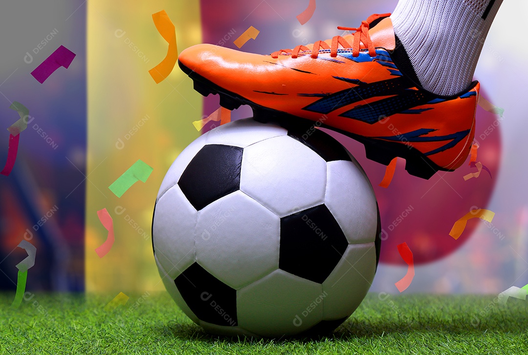 Pernas e os pés do jogador de futebol ou caminhada do jogador de futebol