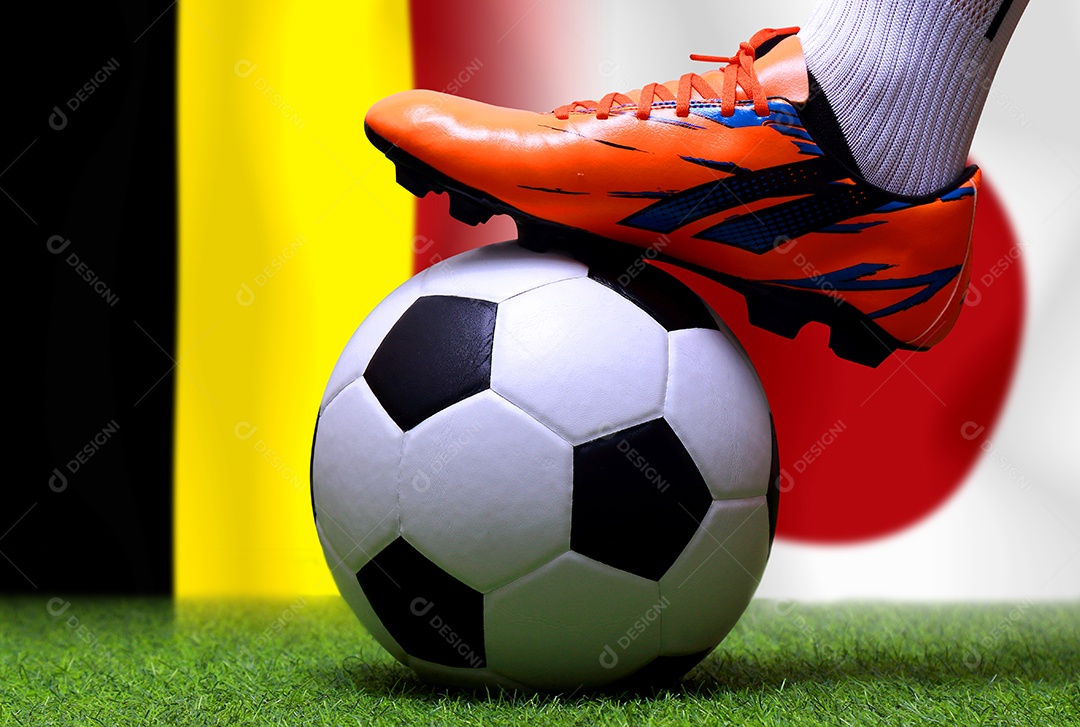 Pernas e os pés do jogador de futebol ou caminhada do jogador de futebol