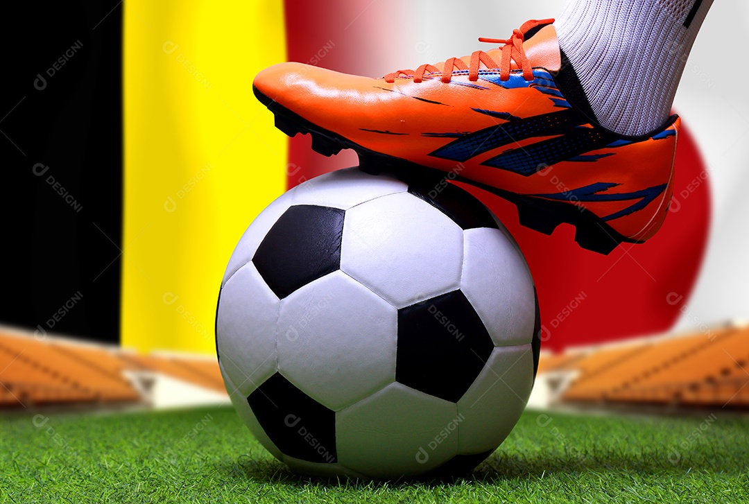 Pernas e os pés do jogador de futebol ou caminhada do jogador de futebol