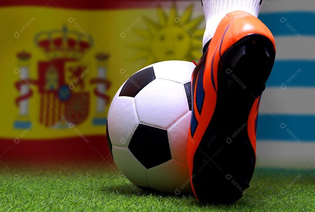 Pernas e os pés do jogador de futebol ou caminhada do jogador de futebol