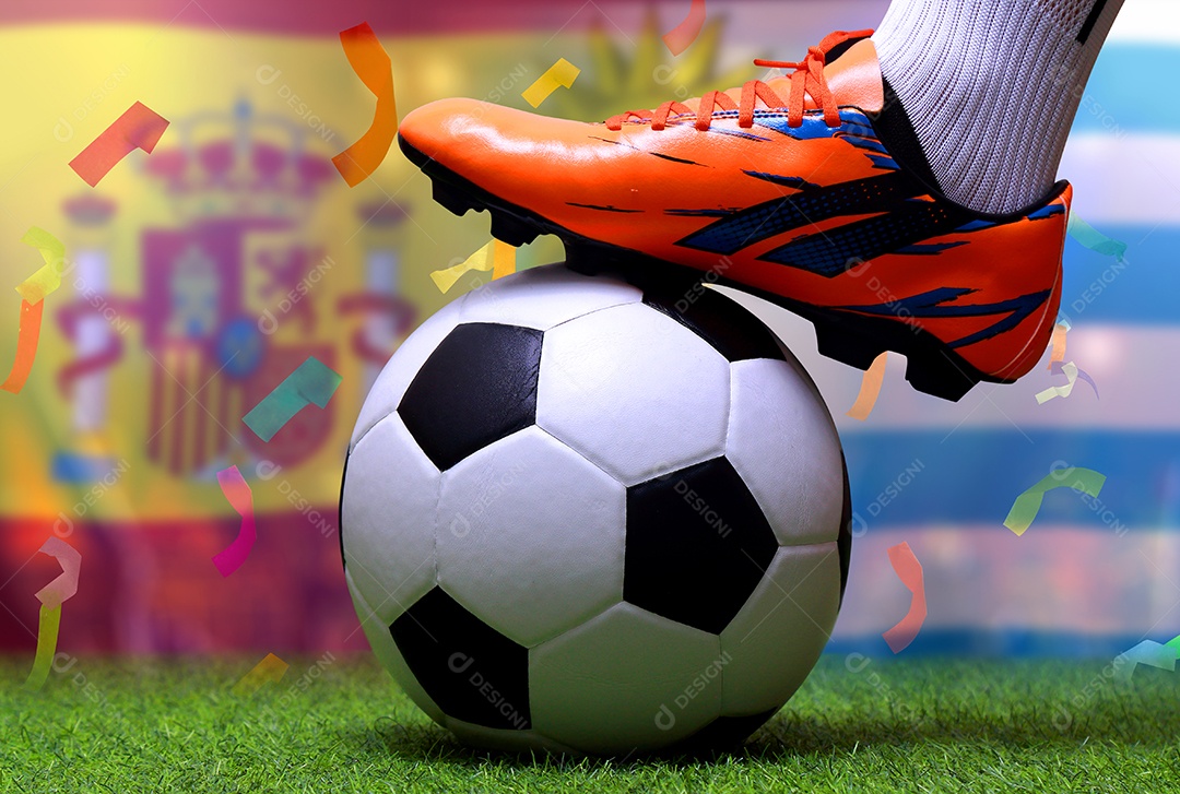 Pernas e os pés do jogador de futebol ou caminhada do jogador de futebol