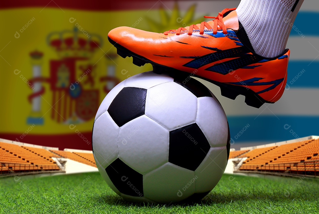 Pernas e os pés do jogador de futebol ou caminhada do jogador de futebol