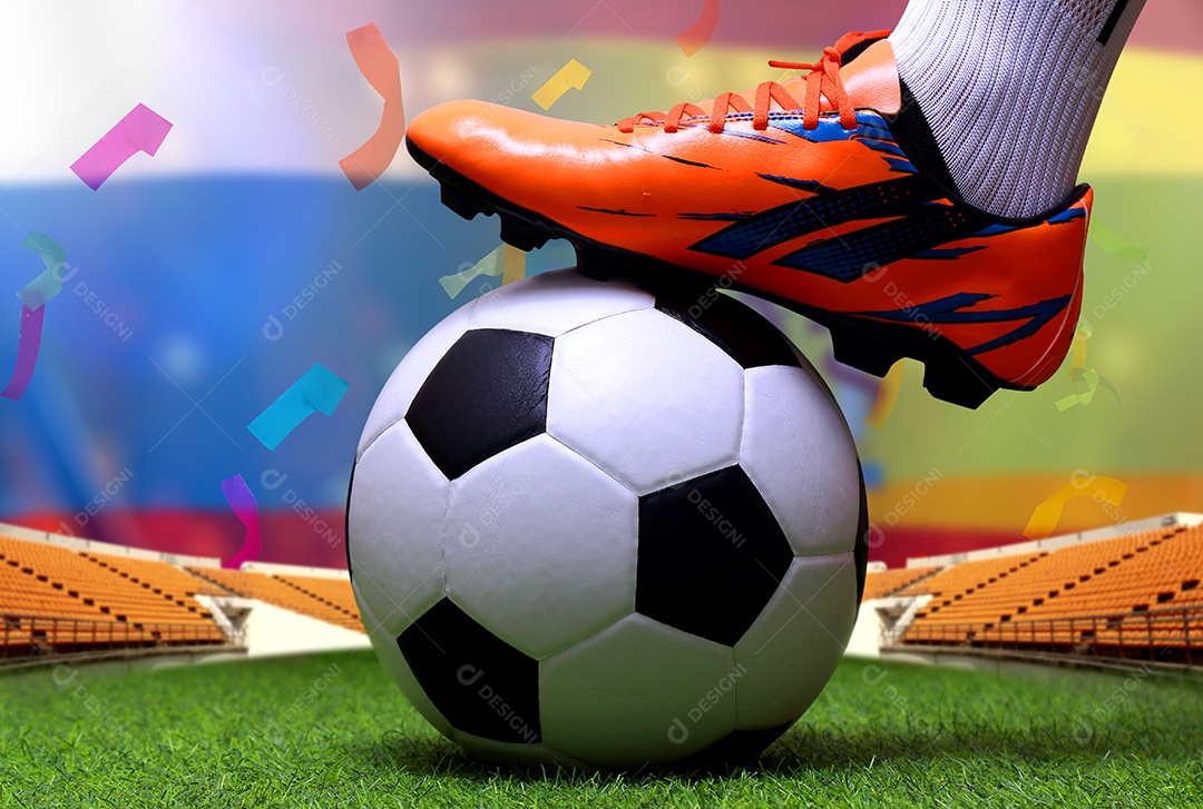 Pernas e os pés do jogador de futebol ou caminhada do jogador de futebol