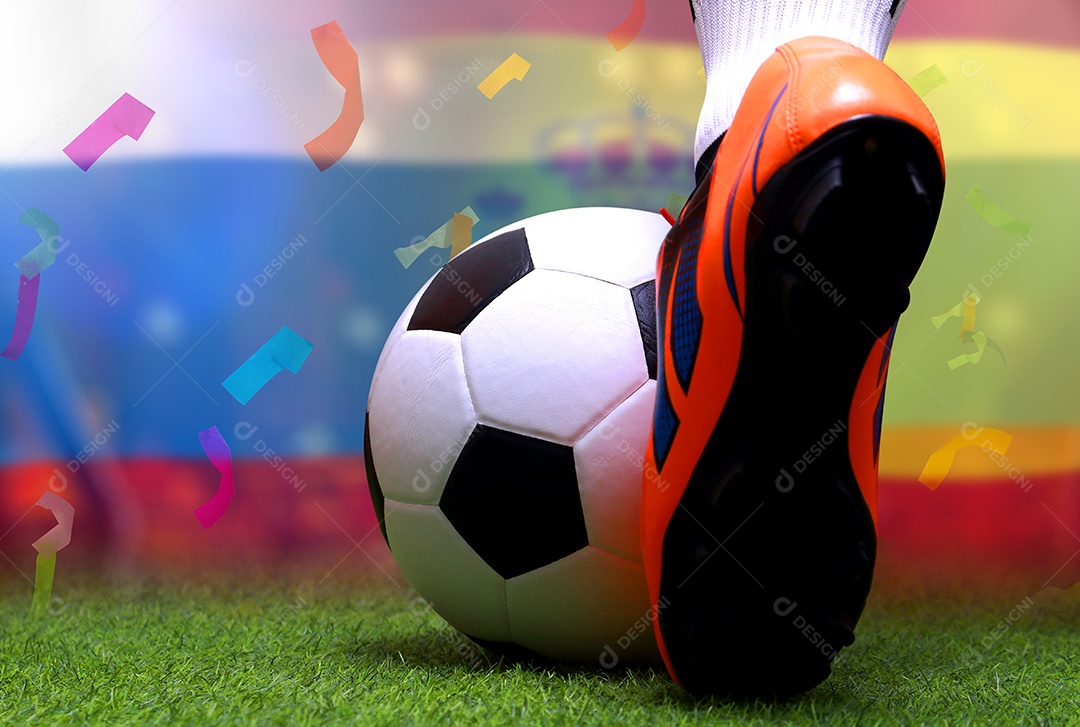 Pernas e os pés do jogador de futebol ou caminhada do jogador de futebol