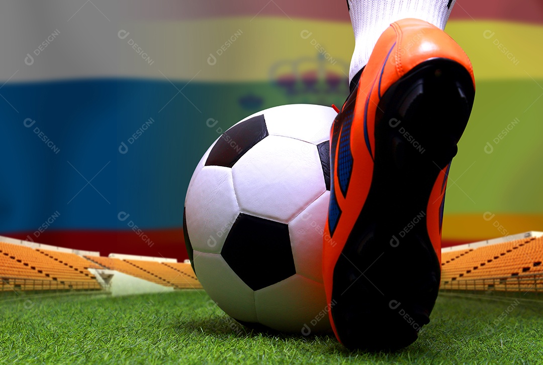 Pernas e os pés do jogador de futebol ou caminhada do jogador de futebol