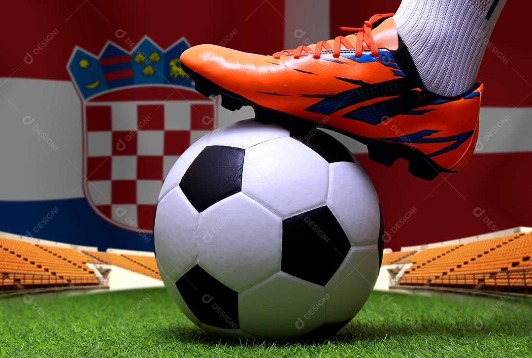 Pernas e os pés do jogador de futebol ou caminhada do jogador de futebol