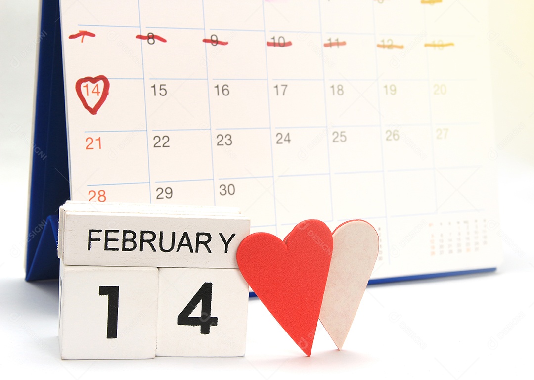 Show de calendário de madeira de 14 de fevereiro com coração vermelho, conceito de nomeação de dia dos namorados