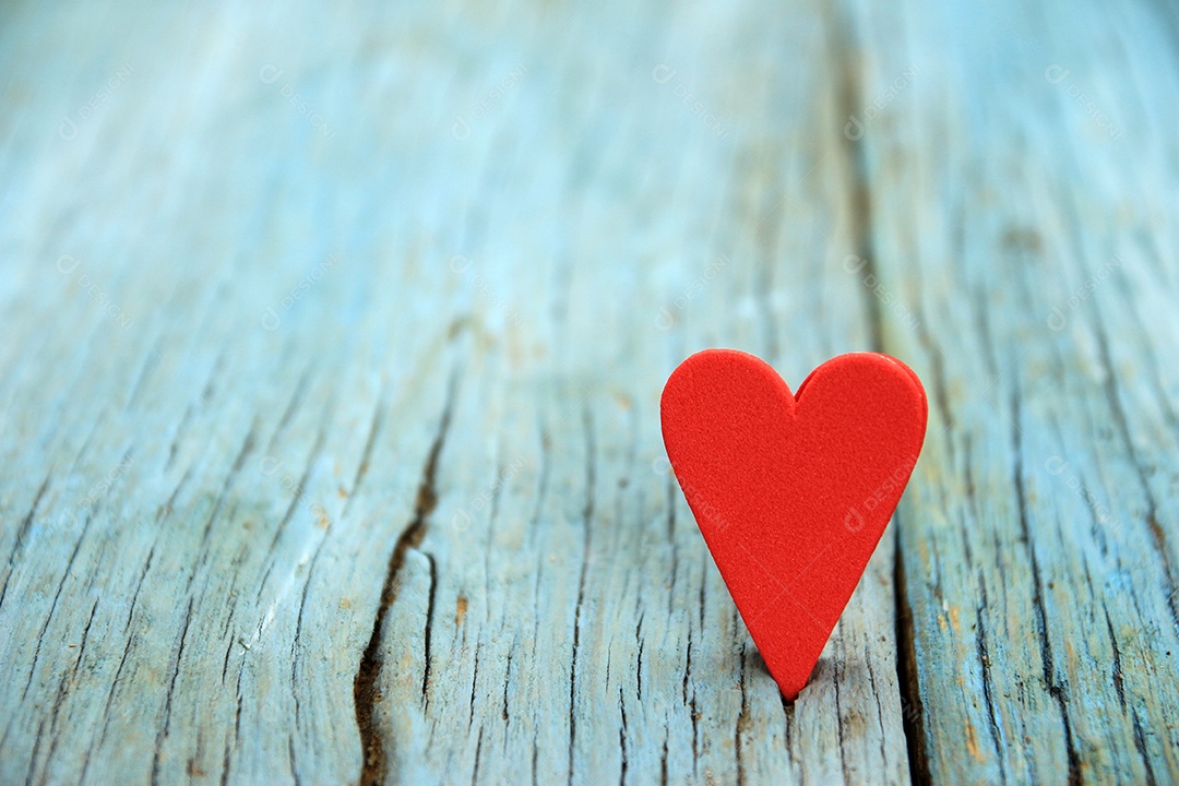 Coração de amor em fundo de textura de madeira. conceito de dia dos namorados. Coração para fundo de dia dos namorados.