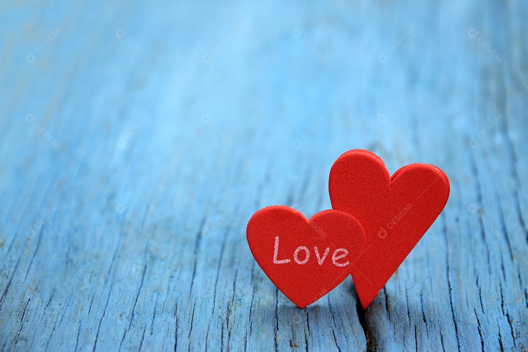 Corações de amor em fundo de textura de madeira. conceito de dia dos namorados. Coração para fundo de dia dos namorados.