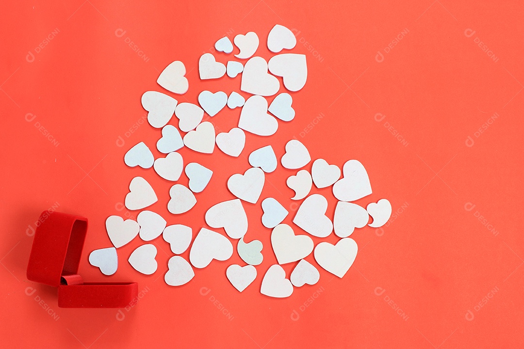 Joia de presente aberta em forma de coração em fundo vermelho, conceito de dia dos namorados