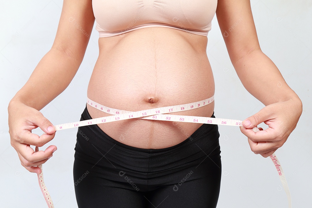 fundo branco de mulher grávida.