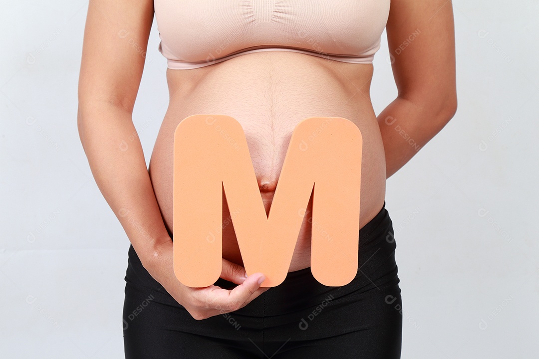 fundo branco de mulher grávida.