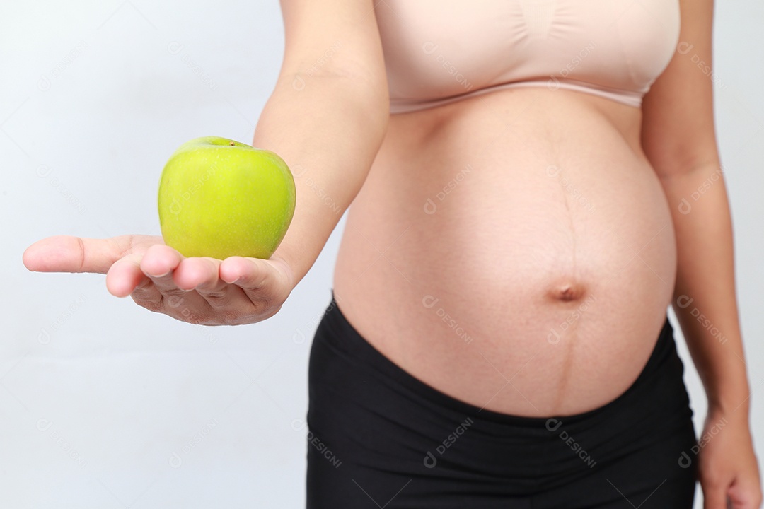 fundo branco de mulher grávida.