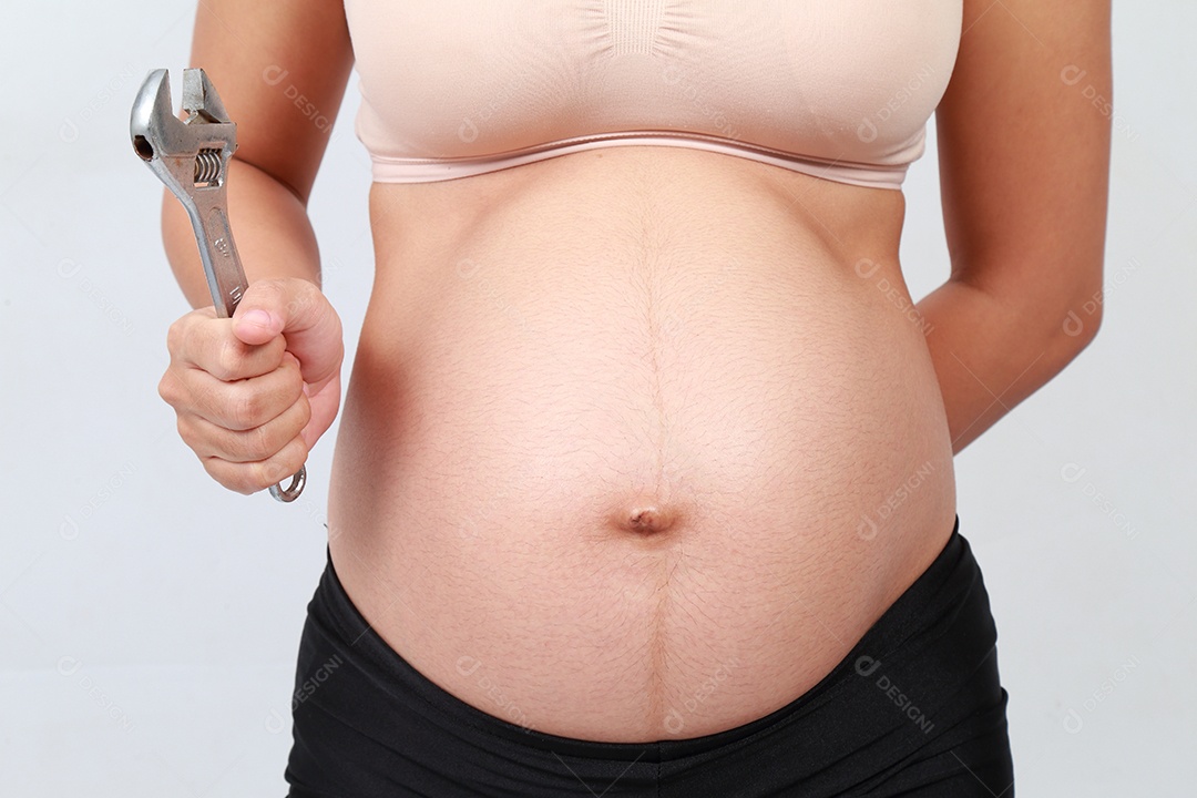 fundo branco de mulher grávida.